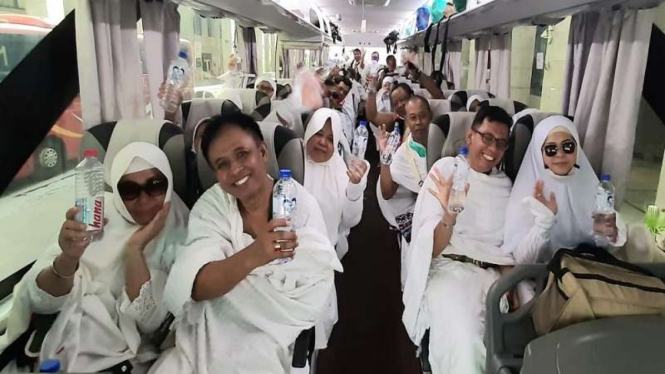 Jemaah haji Indonesia sudah mengenakan pakaian ihram siap berangkat ke Mekah. (Foto ilustrasi).