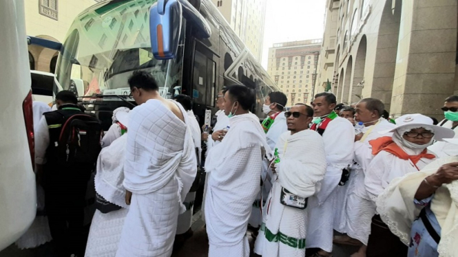 jemaah haji di Madinah bersiap naik bus untuk diberangkatkan ke Mekah