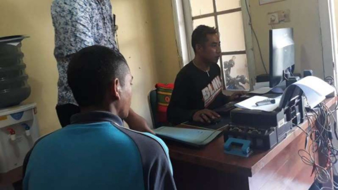 Polisi memeriksa AR, pelaku kasus pencabulan terhadap anak tiri di Garut.