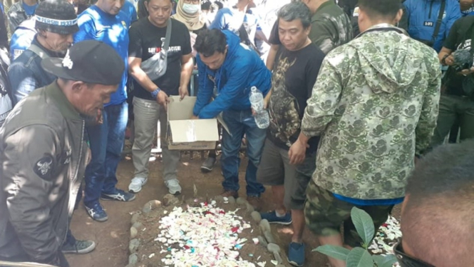 Viking Persib Club saat ziarah ke makam