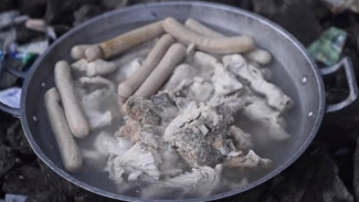 Demi Bertahan Hidup, Ibu Ini Jual Makanan Sisa dari Tempat Sampah
