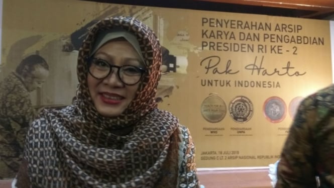 Siti Hardiyanti Rukmana (Mbak Tutut) menyerahkan dokumen Soeharto ke negara 