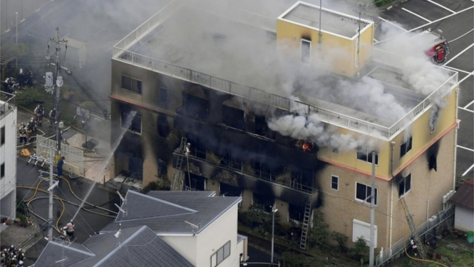 Foto udara menunjukkan dinas pemadam kebakaran berjuang menghentikan kobaran api di studio Kyoto Animation Co. - Reuters