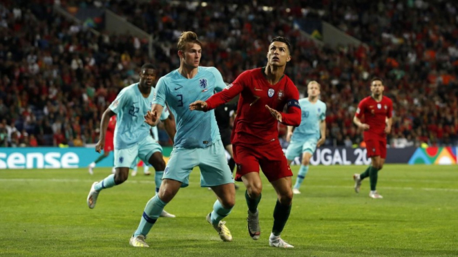  Matthijs de Ligt berduel dengan Cristiano Ronaldo di Final UEFA Nations League