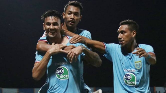 Pemain Persela berselebrasi usai mencetak gol