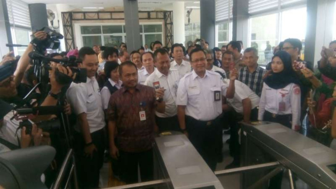 Dirut PT KAI, Edi Sukmoro saat meresmikan skybridge di Stasiun Batu Ceper.