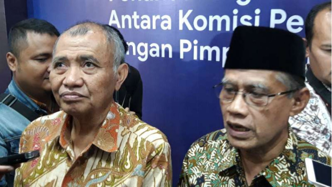 Ketua KPK Agus Rahardjo (kiri)