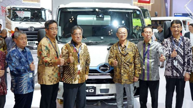 Truk Hino Dutro Hybrid dipamerkan di GIIAS 2019