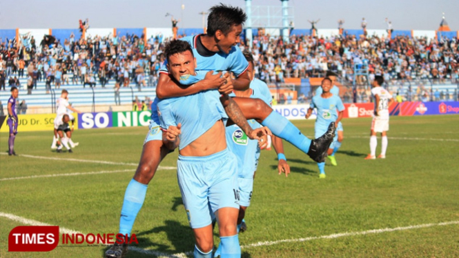 Striker Persela Lamongan, Alex dos Santos Goncalves merayakan golnya ke gawang Bali United, Kamis (18/7/2019). (FOTO: MFA Rohmatillah/TIMES Indonesia)