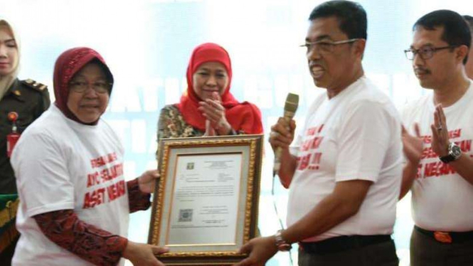 Walikota Surabaya, Tri Rismaharini, menerima pengembalian aset dari Kejaksaan.