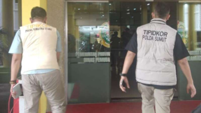 Polisi geledah kantor Dispora Sumut, Kamis, 18 Juli 2019.