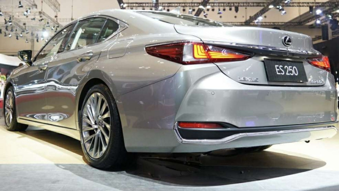 Lexus ES 250 meluncur di GIIAS 2019.