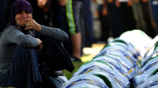 Seorang perempuan Muslim Bosnia sedang berduka di dekat jenazah yang baru berhasil dikenali, bulan Juli 2019.-AFP/Getty Images