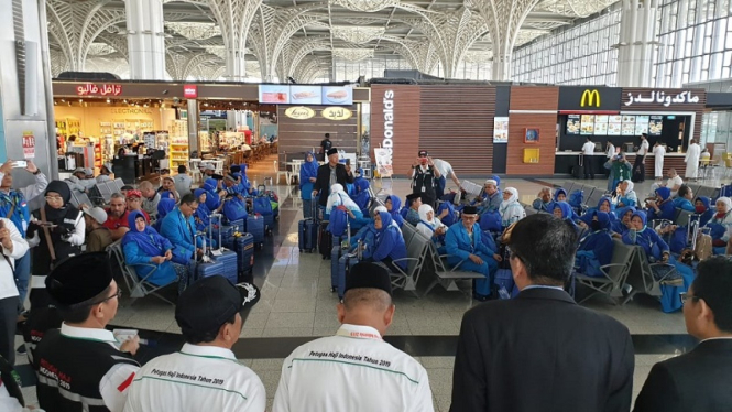 Jemaah haji khusus tiba di Bandara Madinah