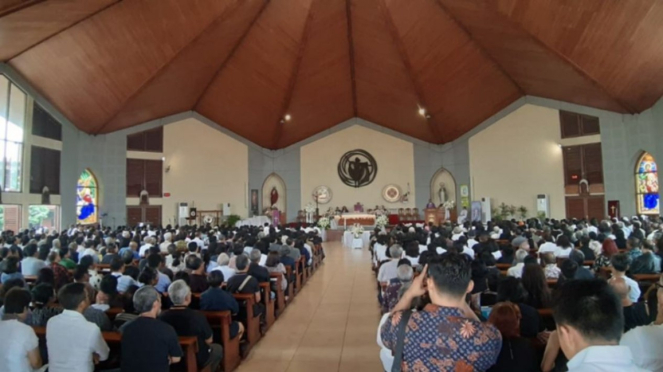 Jenazah Arswendo didoakan di Gereja St. Matius Penginjil, Tangerang