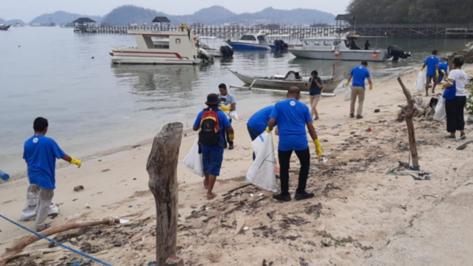 Aksi bersih pantai Pede di Labuan Bajo, NTT
