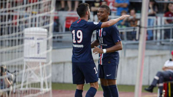 Pablo Sarabia dan Kylian Mbappe rayakan gol Paris Saint-Germain.