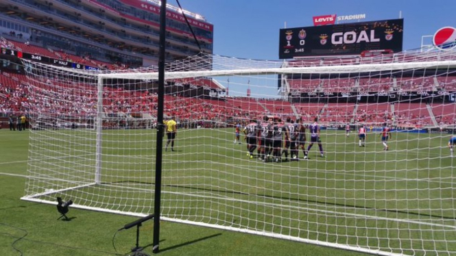 Pemain Benfica rayakan gol ke gawang Guadalajara.