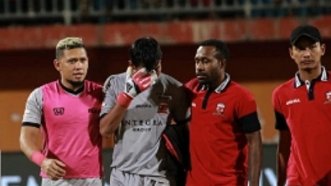 Kiper Madura United, Satria Tama, menangis usai laga lawan Arema