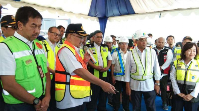 Menteri Perhubungan Budi Karya meninjau runway 3 Bandara Soekarno Hatta.