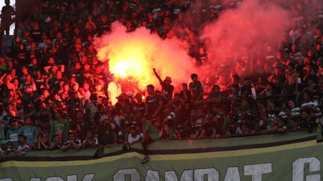 Suporter Persebaya, Bonek menyalakan flare