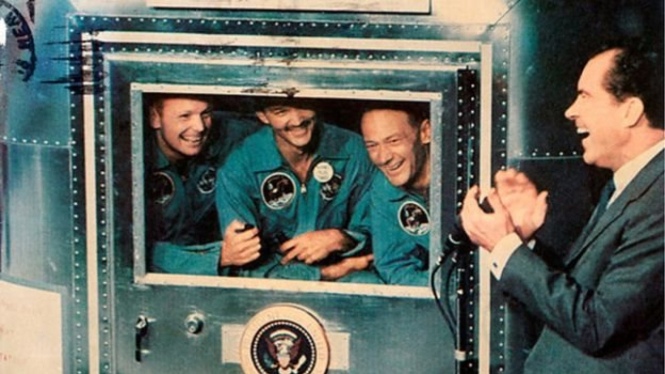 Presiden AS Richard Nixon berbicara pada tiga astronot Apollo 11 di atas kapal USS Hornet, 24 Juli 1969. - CCI ARCHIVES/SCIENCE PHOTO LIBRARY
