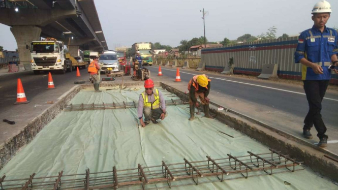 Proyek perbaikan jalan di Tol Jakarta-Cikampek.