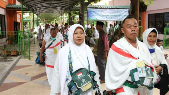 Jemaah calhaj gelombang kedua mulai diberangkatkan dari Asrama Haji Surabaya.