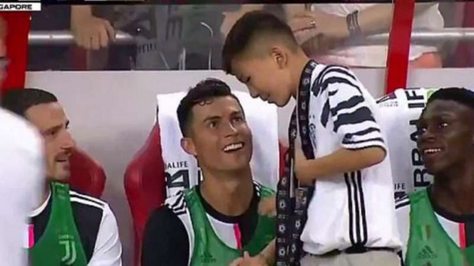 Fans cilik Juventus bersama Cristiano Ronaldo.