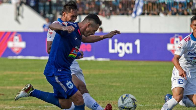 Bek Persib Bandung, Saepulloh Maulana (kiri) saat melawan PSIS Semarang.