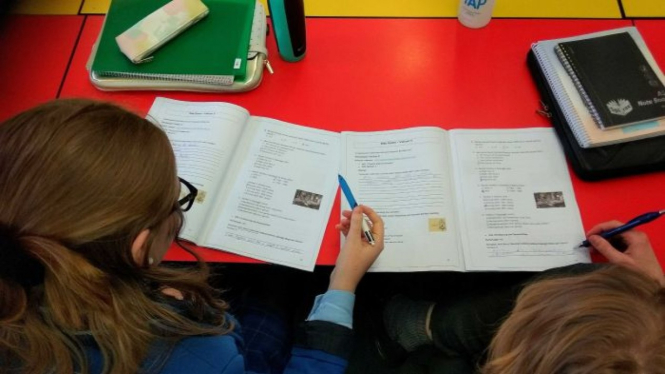 Sekolah Loyola College di Watsonia memiliki pelajaran agama yang menggunakan Bahasa Indonesia.