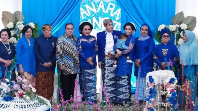 Ardina Rasti dan Arie Dwi Andhika gelar acara Tedak Siten anak pertama mereka.