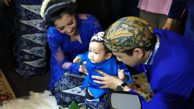 Ardina Rasti dan Arie Dwi Andhika gelar acara Tedak Siten anak pertama mereka