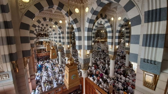 Padati Makam Rasulullah, Jemaah Haji Salat Arbain di Masjid Nabawi