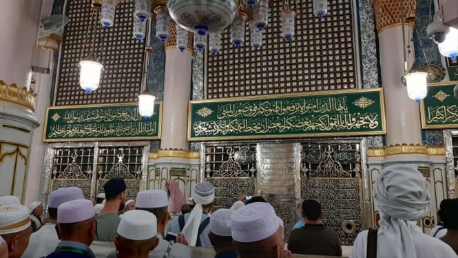 Padati Makam Rasulullah, Jemaah Haji Salat Arbain di Masjid Nabawi, Mekah, Arab Saudi.