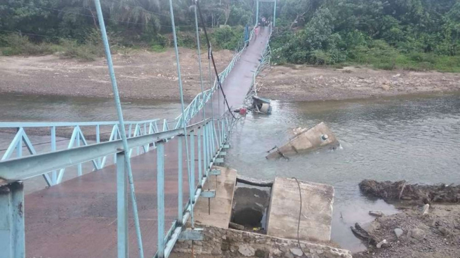 Jembatan Gantung Rajang Patamuan, Nagari Tiku Utara, Agam, Sumatera Barat.