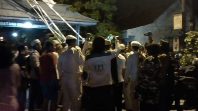 Massa penolak peringatan HUT ke-23 PRD di kawasan Bratang, Surabay, Jawa Timur, pada Senin malam, 22 Juli 2019.