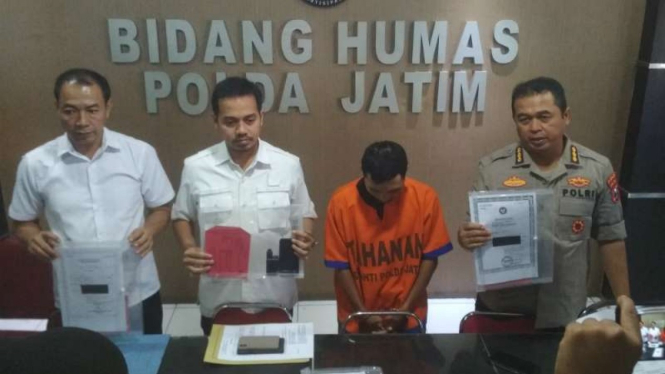 Polisi memperlihatkan RSS, oknum pembina Pramuka di Surabaya yang ditetapkan tersangka pencabulan anak di bawah umur di Markas Polda Jatim di Surabaya pada Selasa, 23 Juli 2019.