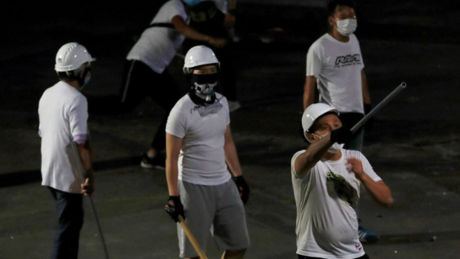 Sebagian besar penyerang memakai kaus putih dan bermasker. - Reuters
