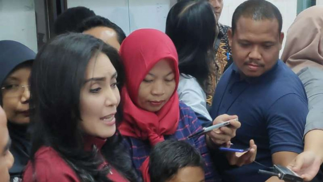 Terpidana perkara pelanggaran Undang-Undang Informasi dan Transaksi Elektronik, Baiq Nuril, mendatangi gedung MPR/DPR di Jakarta, Selasa, 23 Juli 2019.