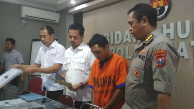 Polisi memperlihatkan RSS, oknum pembina Pramuka di Surabaya yang ditetapkan tersangka pencabulan anak di bawah umur di Markas Polda Jatim di Surabaya pada Selasa, 23 Juli 2019.