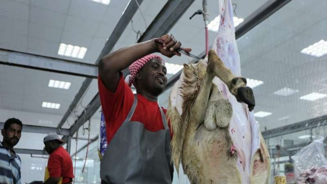 Suasana pemotongan kambing untuk membayar dam di pasar kambing Anam
