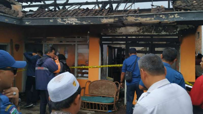 Tim Pemadam Kebakaran memeriksa sebuah rumah kontrakan usai kebakaran hebat di Kota Batu, Jawa Timur, Rabu pagi, 24 Juli 2019.