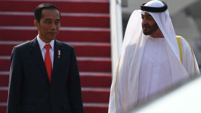 Presiden Joko Widodo berbincang dengan Putra Mahkota Abu Dhabi.