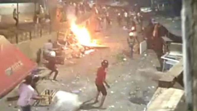 Tawuran di Petamburan, Jakarta Barat, pecah karena aksi saling lempar petasan.