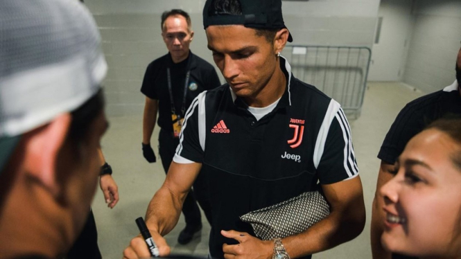 Adipati Dolken dapat Tanda Tangan Christiano Ronaldo