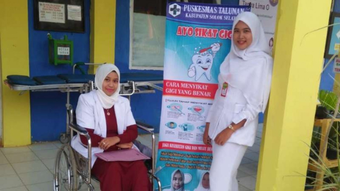 Romi Syofpa Ismael, seorang dokter gigi penyandang disabilitas yang status calon PNS-nya dibatalkan oleh Bupati Solok Selatan.