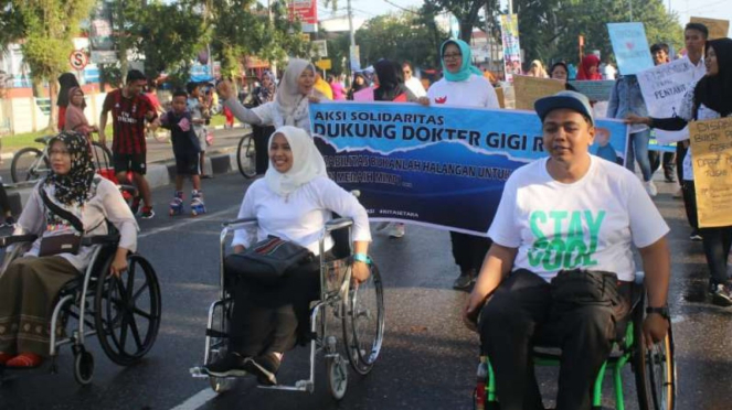 Romi Syofpa Ismael, seorang dokter gigi penyandang disabilitas yang status calon PNS-nya dibatalkan oleh Bupati Solok Selatan.
