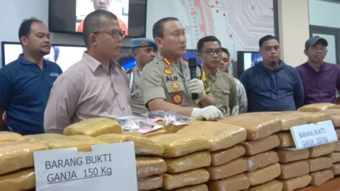 Polisi Tangerang memperlihatkan puluhan paket ganja siap edar seberat total 150 kilogram yang disita dari rumah seorang bandar di Bekasi, Jawa Barat, dalam konferensi pers di kantornya, Rabu, 24 Juli 2019.