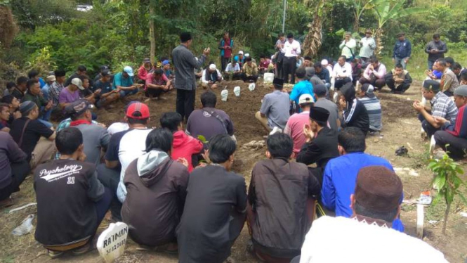 Pemakaman empat jenazah bocah korban kebakaran sebuah rumah kontrakan di Kota Batu, Jawa Timur, Rabu siang, 24 Juli 2019.